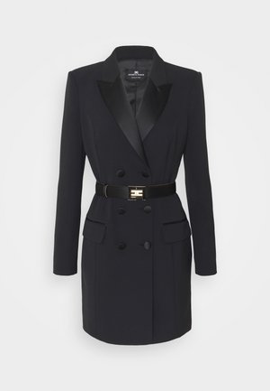 Czarna dwurzędowa marynarka z satynowymi klapami, paskiem w talii i dwoma przednimi kieszeniami, o dopasowanym fasonie i gładkiej teksturze.