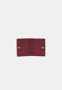 Portofel din piele burgundy cu multiple sloturi pentru carduri, închidere cu clips și branding embossat. Textură netedă și design minimalist.