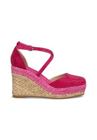 Sandali con tacco a cuneo rosa realizzati in materiale testurizzato, con una cinghia dotata di fibbia e una piattaforma intricata in juta intrecciata in diverse tonalità di rosa.