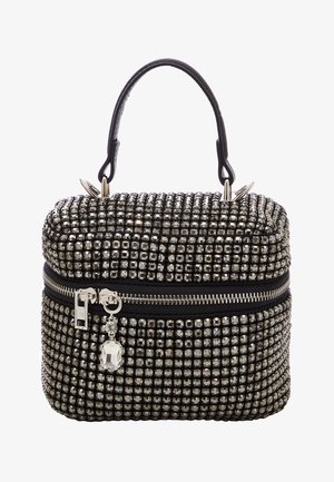 Sort perlehandtaske med firkantet form, har en toppehåndtag, lynlås lukning og en dekorativ charme. Pyntet med sølvhardware.