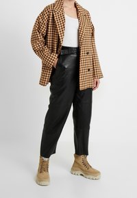 Gestuz Kort kappa / rock - brown