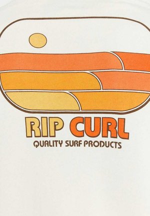 Weißes T-Shirt mit einem Retro-Style Grafik, die orange, gelbe und braune Wellen sowie eine Sonne zeigt, ergänzt durch den Text "RIP CURL" und "QUALITY SURF PRODUCTS".