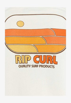 Witte t-shirt met een retro-achtige grafiek van oranje, gele en bruine golven en een zon, vergezeld van de tekst "RIP CURL" en "QUALITY SURF PRODUCTS."