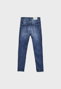 Jeans in denim blu visti da dietro, con due tasche posteriori, una vita con passanti per cintura e un design scolorito nelle zone delle cosce.