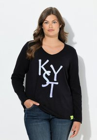 Schwarzes Langarmshirt mit einem großen, schimmernden "KYST"-Grafik auf der Vorderseite. Der Stoff ist glatt, mit einer lockeren Passform und einem V-Ausschnitt.