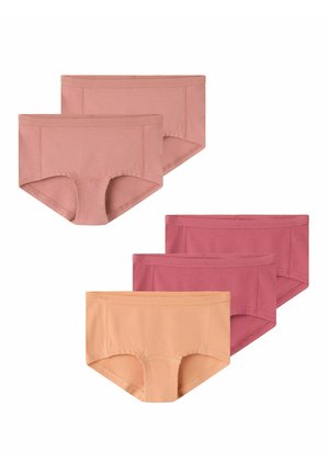 Deux ensembles de sous-vêtements hipster en coton pour femmes en rose pâle, rose foncé et pêche, disposés sur un fond blanc.