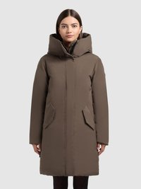 Smeđa podstavljena jakna s visokim, strukturiranim ovratnikom, dva prednja džepa i ravnim krojem. Glatka tekstura i srednja duljina.