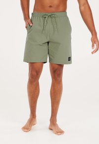 Olijf groene zwembroek gemaakt van lichtgewicht materiaal, met een elastische tailleband met een trekkoord en zijzakken.