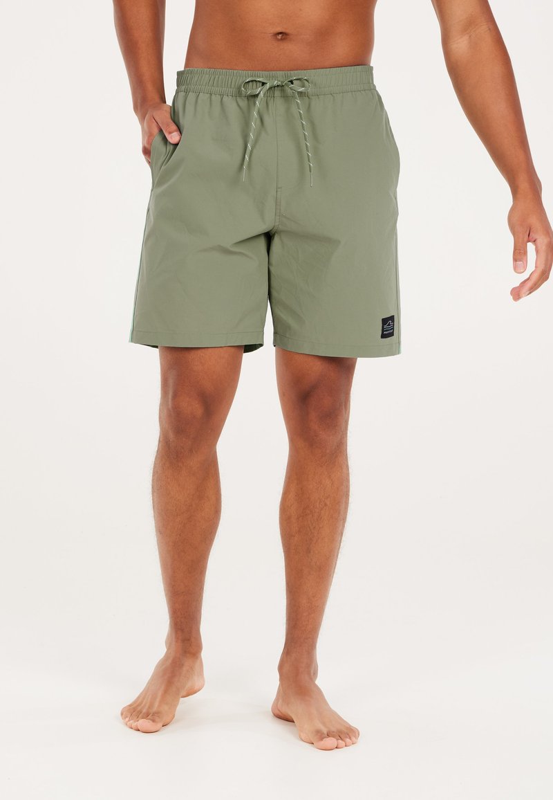 Olijf groene zwembroek gemaakt van lichtgewicht materiaal, met een elastische tailleband met een trekkoord en zijzakken.