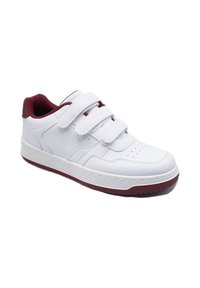 Sneaker blanc avec des accents rouges, fabriqué en simili cuir. Caractéristiques : trois bandes velcro, bout rond et semelle en caoutchouc texturée.