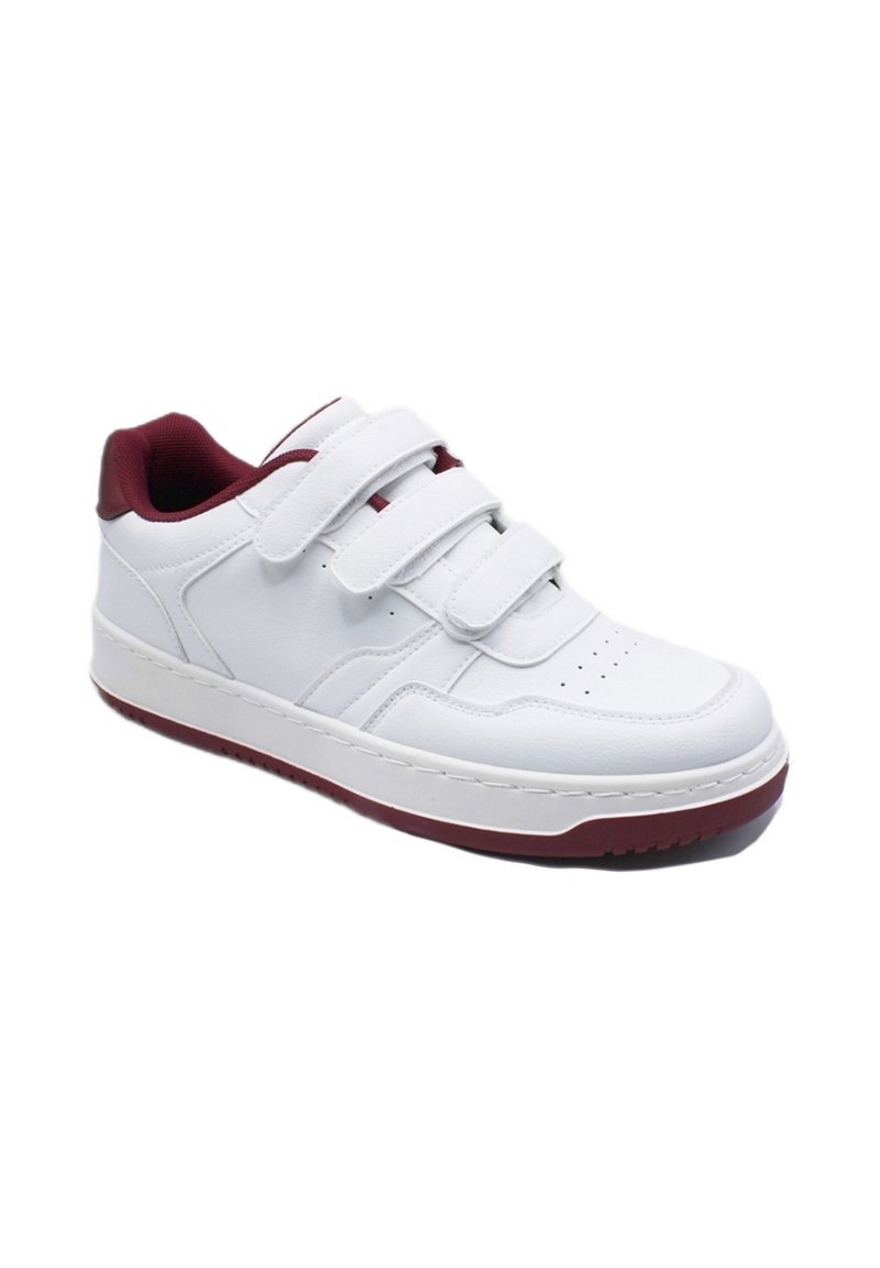 Sneaker blanc avec des accents rouges, fabriqué en simili cuir. Caractéristiques : trois bandes velcro, bout rond et semelle en caoutchouc texturée.