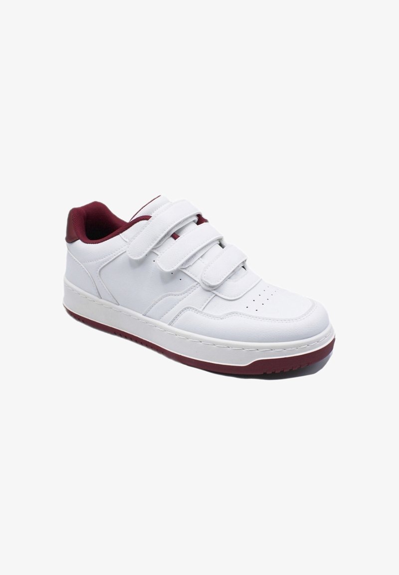 Sneaker blanc avec des accents rouges, fabriqué en simili cuir. Caractéristiques : trois bandes velcro, bout rond et semelle en caoutchouc texturée.