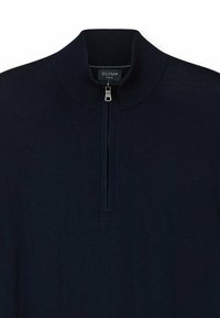 Navyblauer Strickpullover mit hohem Kragen, Viertelreißverschluss und gerippten Abschlüssen. Innen im Kragen befindet sich ein Etikett mit der Aufschrift "OLYMP Casual".