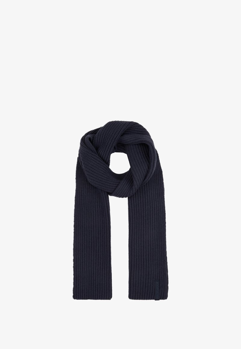 Gebreide sjaal in donker marineblauw, met een geribbelde textuur en een label aan één uiteinde. Ontworpen voor warmte en comfort.