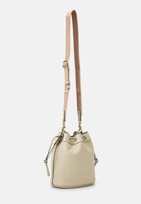 Borsa a secchiello in pelle beige con motivo logo impresso, tracolla rosa regolabile, hardware in tonalità oro, chiusura superiore stringata e texture morbida.