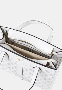Borsa bianca con chiusura a zip, caratterizzata da un motivo a monogramma, tasche esterne, e pelle liscia con dettagli neri.