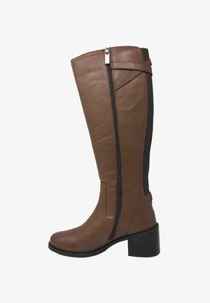 Stivale marrone in pelle fino al ginocchio con pannello elastico nero laterale, zip frontale e tacco spesso. Presenta una texture liscia e un design elegante.