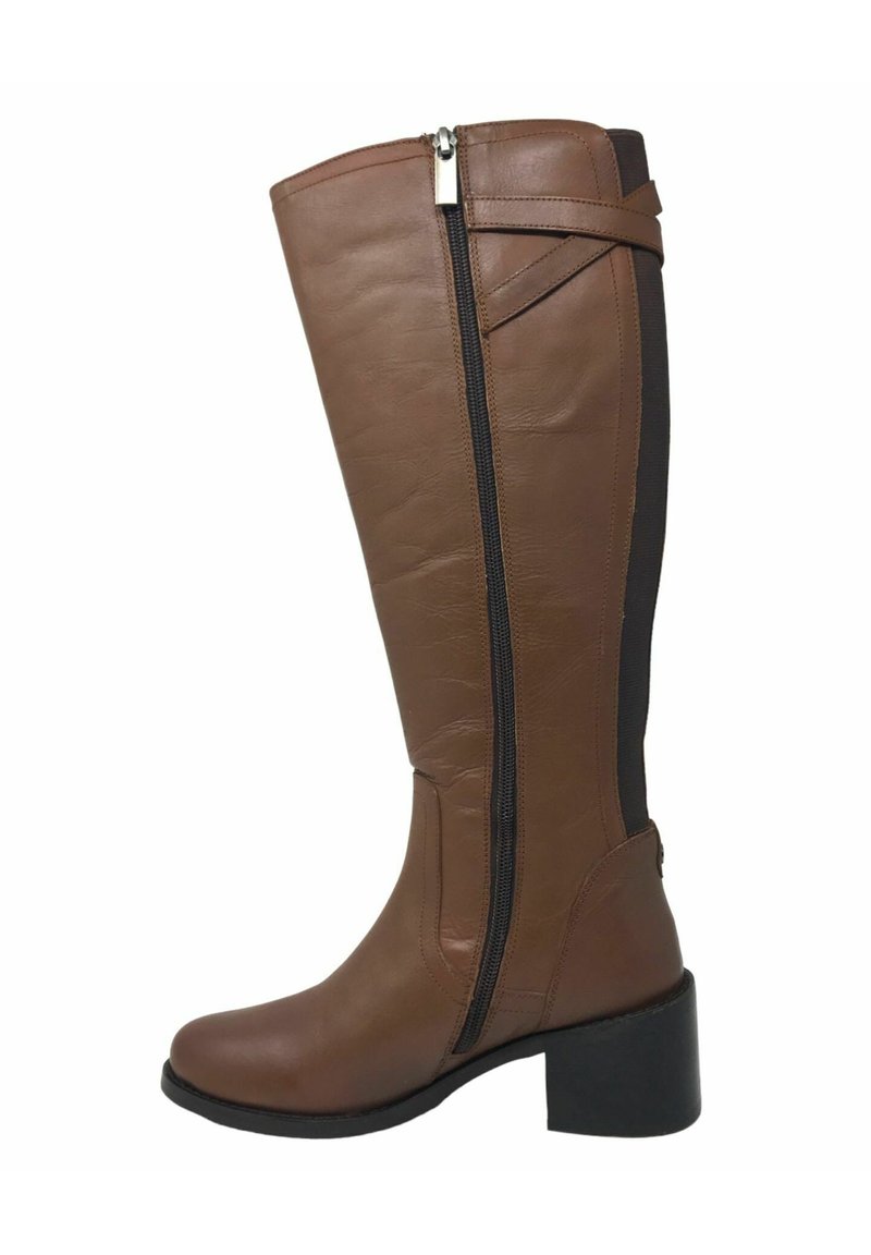 Stivale marrone in pelle fino al ginocchio con pannello elastico nero laterale, zip frontale e tacco spesso. Presenta una texture liscia e un design elegante.