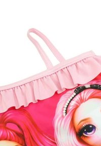 Haut de maillot de bain rose avec un bord volé et des fines bretelles, présentant un design de personnage avec des couleurs vives et des traits faciaux détaillés.