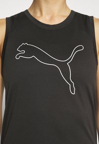 Camiseta sin mangas negra deportiva con un gráfico del logo de Puma en blanco. Confeccionada en tela suave, tiene un escote redondo y un corte relajado.