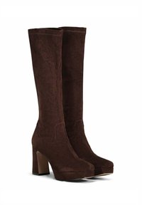 Stivali alti fino al ginocchio in suede marrone con tacco spesso, caratterizzati da una texture liscia, punta arrotondata e dettagli di cucitura in contrasto.