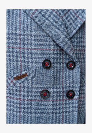 Niebieska kurtka w kratę wykonana z teksturowanej tkaniny, z czerwonym wzorem w kratę, czarnymi guzikami oraz małą metką "blue shadow".