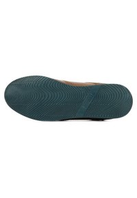 Zapato marrón con una parte superior de ante texturizado en tono marrón claro y una suela de goma teal estriada, con un logo en el lateral y un diseño limpio.