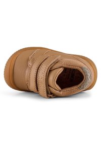 Scarpa per bambini color beige con doppie fascette in velcro, in materiale di pelle e camoscio, punta tondeggiante, suola in gomma e dettaglio texturizzato sul tallone.