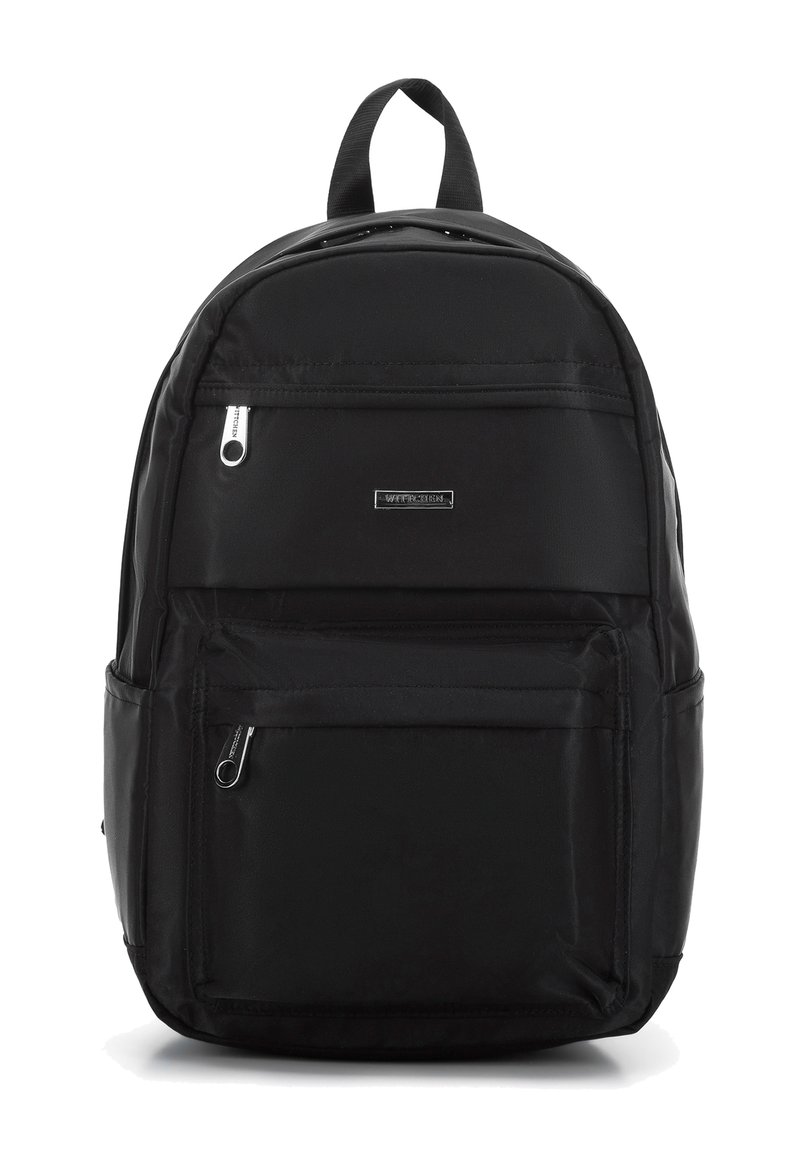 Mochila negra de nylon con parte superior redondeada, dos bolsillos frontales con cremallera y un asa en la parte superior. Presenta una textura suave y detalles en hardware plateado.
