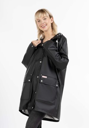 Giacca nera impermeabile con cappuccio, dotata di chiusure a bottone a pressione e due tasche frontali. Texture liscia e design fino al ginocchio.