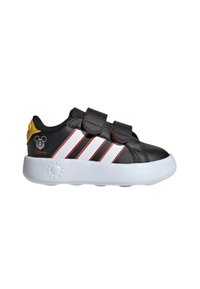 Sneaker sintetico nero per bambini con suola bianca, caratterizzato da strisce rosse e bianche, due cinturini in Velcro e un accento giallo di Topolino.
