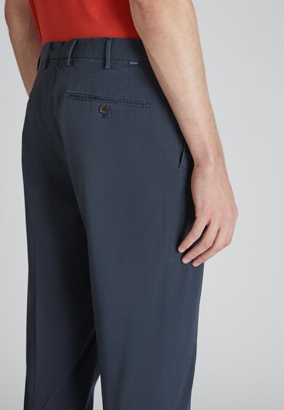 Pantaloni blu navy realizzati in tessuto leggero con una texture liscia; dotati di una tasca posteriore con chiusura a bottone.