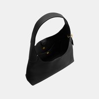 Bolso de mano de cuero negro con una correa, parte superior abierta que muestra bolsillos interiores con cierres de presión dorados y un diseño liso y estructurado.