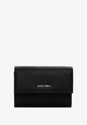 Zwarte leren portemonnee met een gestructureerde afwerking, voorzien van een magnetische druksluiting en de merknaam "SURI FREY" in zilveren letters.