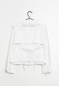 Biała kurtka przeciwwietrzna z marszczonym kapturem, elastycznymi mankietami i regulowanym sznurkiem u dołu. Gładki materiał i swobodny design.