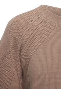 Beige gestrickter Pullover mit geripptem Rundhalsausschnitt, strukturierten Muster an den Ärmeln und einem glatten Körper. Das Material wirkt weich und gemütlich.