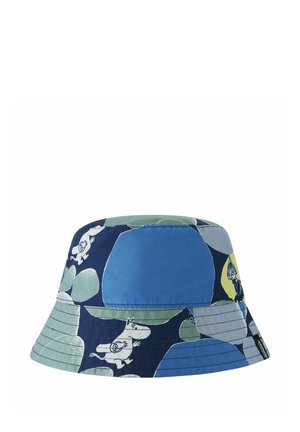 Kapelusz typu bucket z niebiesko-zielonymi okrągłymi wzorami, na których znajdują się białe postacie z kreskówek oraz mała czarna metka z logo na rondzie.