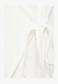 Nevybrané, ivory white