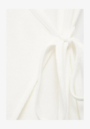 Witte geribbelde wikkeloutfit met een striksluiting. Het materiaal lijkt zacht, met een gladde textuur en duidelijke lijnen.