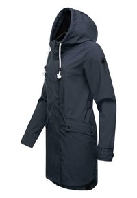 Jūrų tamsiai mėlynas vėjas nepraleidžiantis parka su raišteliu reguliuojama kapuca, priekiniais mygtukais, dviem šoninėmis kišenėmis ir minkštu vidiniu pamušalu. Ant rankovės yra logotipas.