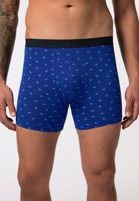 Blaue Boxer-Briefs mit einem dunklen Bund, der mit "JP1830" beschriftet ist. Sie verfügen über ein dezentes Muster aus kleinen hellblauen Blumenelementen auf einem glatten Stoff.