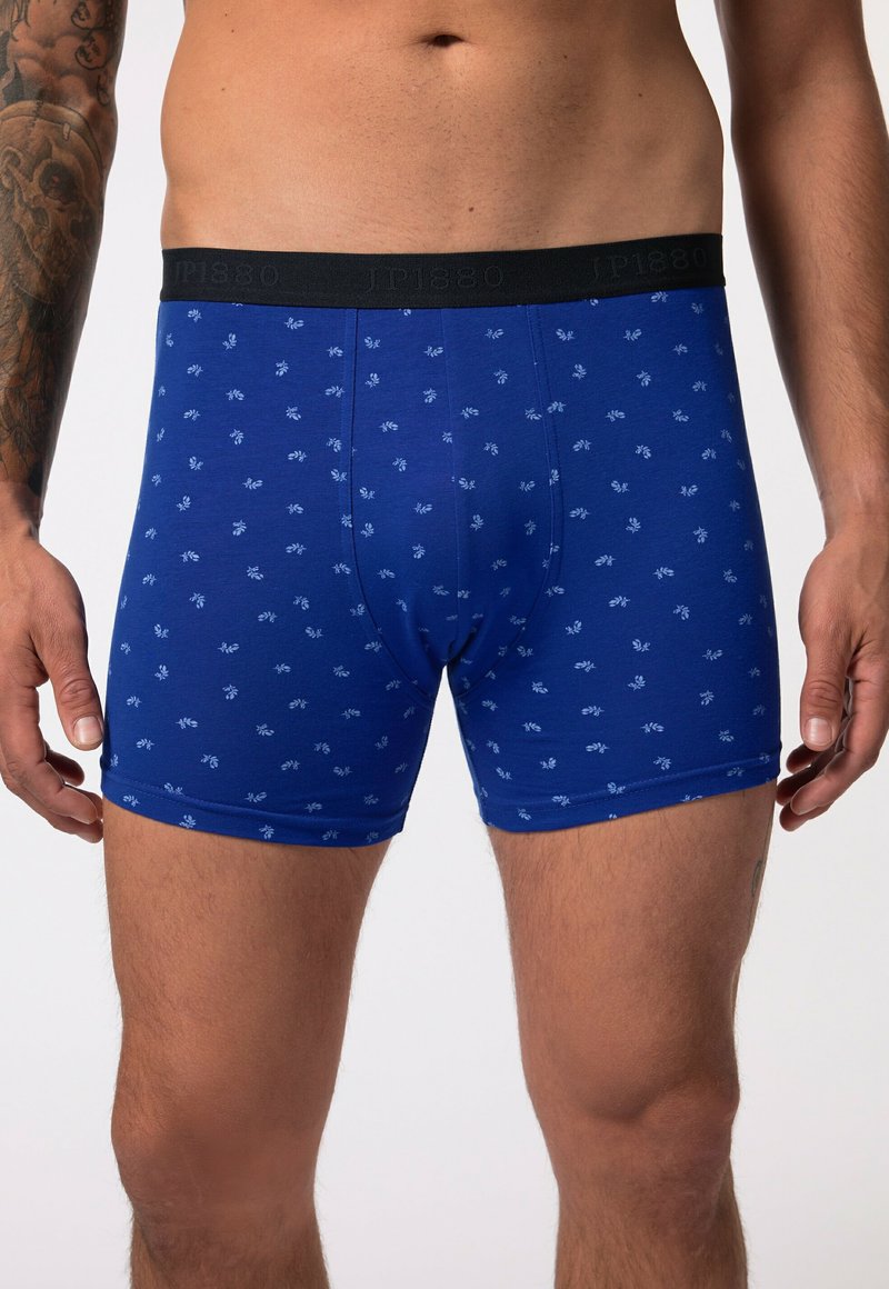 Blaue Boxer-Briefs mit einem dunklen Bund, der mit "JP1830" beschriftet ist. Sie verfügen über ein dezentes Muster aus kleinen hellblauen Blumenelementen auf einem glatten Stoff.