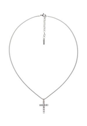 Collier chaîne en argent avec un pendentif en forme de croix incrusté de pierres précieuses transparentes, doté d'un fermoir réglable et d'une petite étiquette.