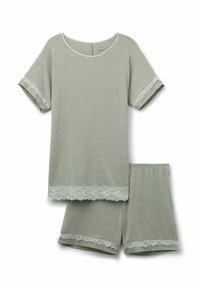 Ljusgrön pyjamas-set gjort av mjukt tyg, med rund hals, korta ärmar och spetsdetaljer på ärmar och shorts.