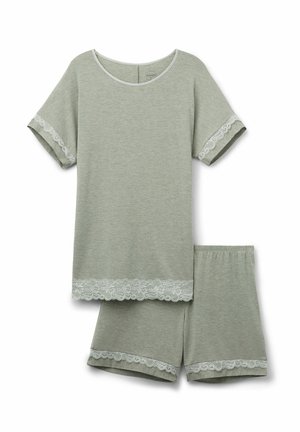 Ljusgrön pyjamas-set gjort av mjukt tyg, med rund hals, korta ärmar och spetsdetaljer på ärmar och shorts.