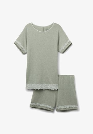 Lichtgroene pyjama-set van zacht materiaal, met een ronde hals, korte mouwen en kantdetails op de mouwen en shorts.