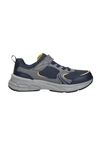 Atletische schoenen met een navyblauwe en grijze mesh bovenkant, gele accenten en een klittenbandsluiting. Dikke witte rubberen zool met een gemusterde profiel.