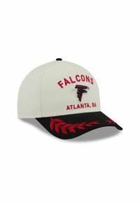 Cap mit beigem Körper und schwarzem Schirm, ausgestattet mit rotem gesticktem Text "FALCONS" und "ATLANTA, GA," sowie einem roten Blättermuster auf dem Schirm.