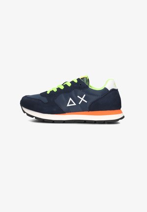 Marineblauwe sneakers met groene veters, oranje accent op de zool, witte logo, van suede en textielmateriaal, en een gevoerde kraag voor comfort.