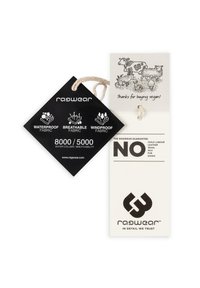 Etichetă neagră cu icoane pentru impermeabilitate, respirabilitate și rezistență la vânt. Etichetă albă care prezintă o ilustrație cu un animal jucăuș, având textul "Mulțumim că ai cumpărat vegan!"